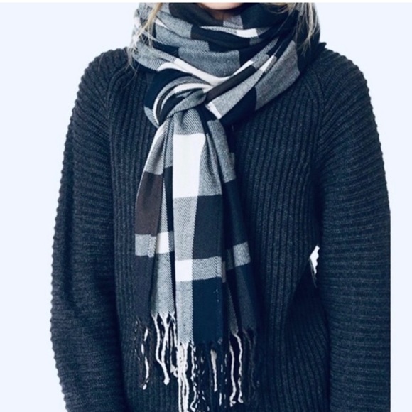 NWT Plush Navy blue and White Scarf - Picture 1 of 3
